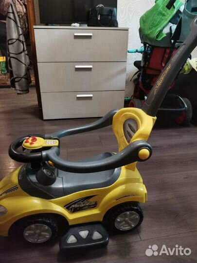 Детская машинка каталка с ручкой