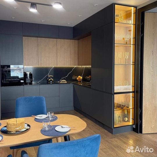 Кухня угловая под потолок со стеклянным шкафом