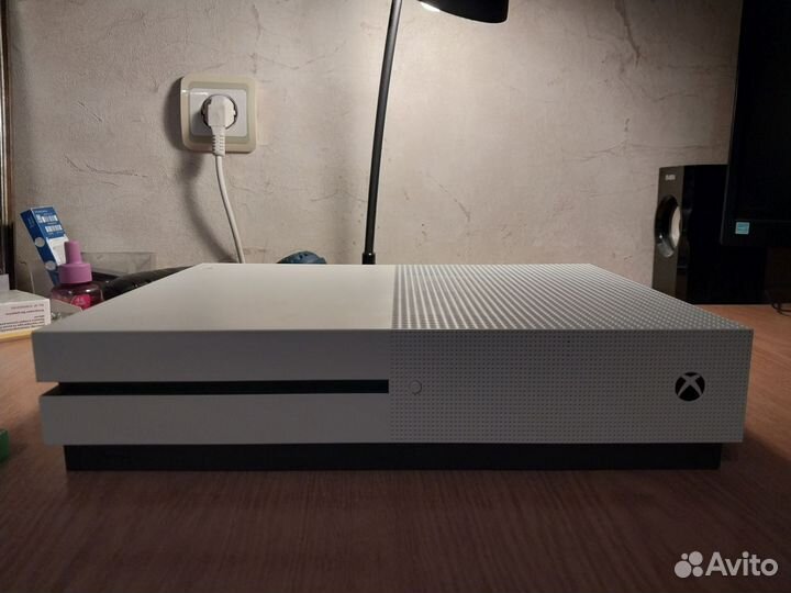 Xbox One S 1Tb + 2 геймпада