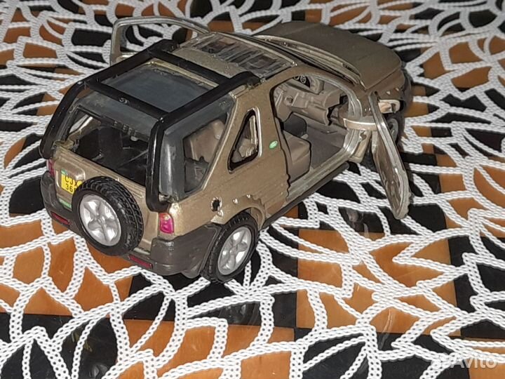 Модель автомобиля Land Rover Discovery Saico 1:32