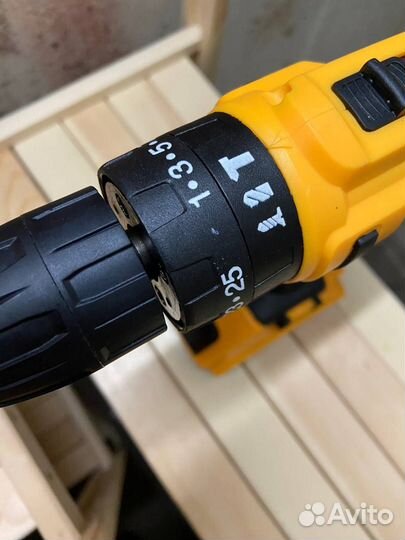 Шуруповерт Dewalt с набором