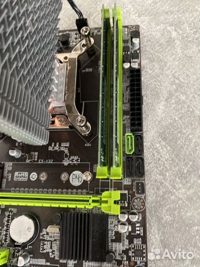 Материнская плата с процессором и памятью