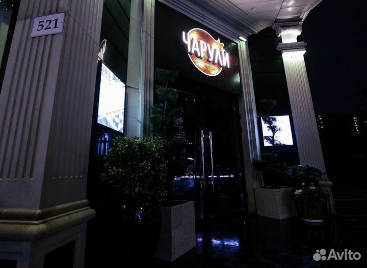 Бармен с проживаем на море