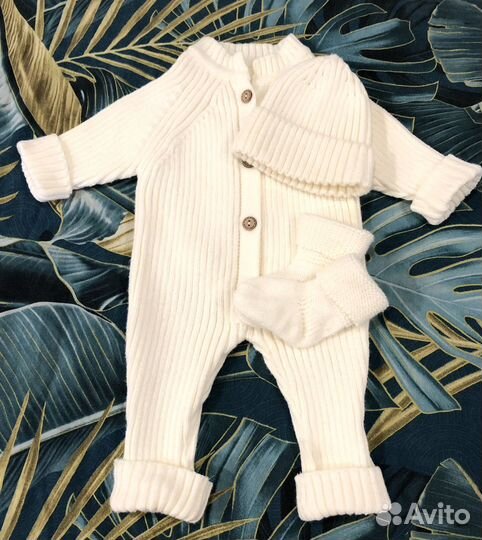 Вязаный комбинезон для новорожденного