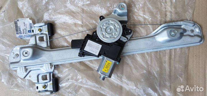 Моторчик заднего правого стеклоподъемника Opel Mok