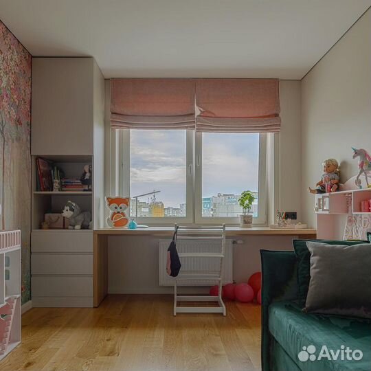 Шкаф с рабочей зоной вдоль окна