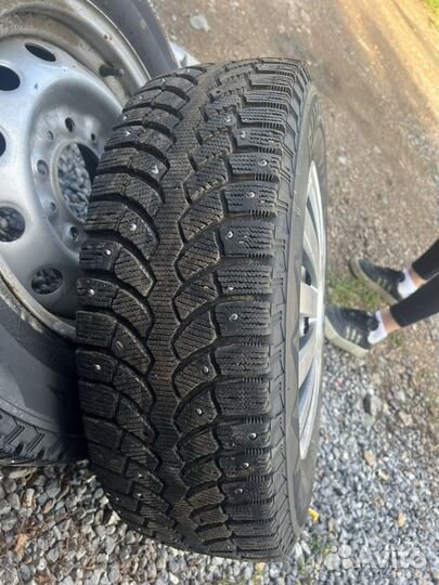 Bridgestone Blizzak Spike-01 205/70 R15