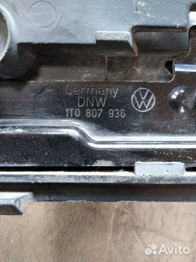 Кронштейн бампера передний правый Volkswagen Caddy