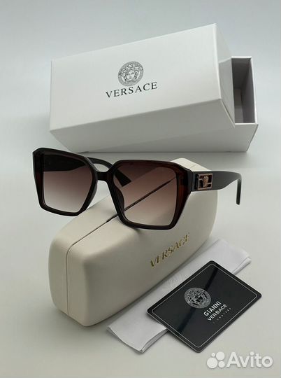 Солнцезащитные очки versace