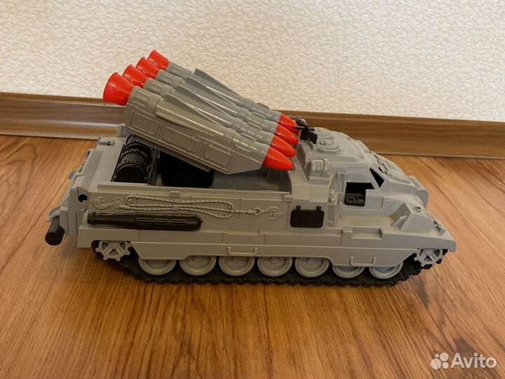 Игрушечный танк