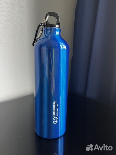 Спортивная бутылка для воды с карабином