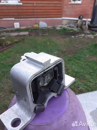 Правая верхняя подушка двигателя