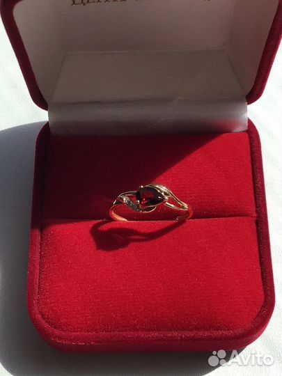 Кольцо из красного золота с бриллиантами, гранатом