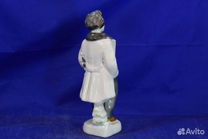 Статуэтка фарфоровая Мальчик с коньками Паренек