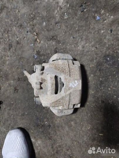 Суппорт тормозной передний левый Renault Megane 3