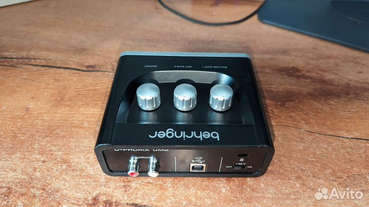 Звуковая карта behringer um2