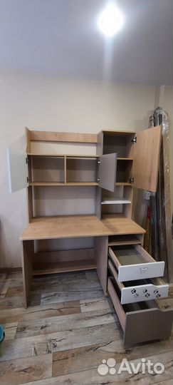 Письменный стол для школьника с полками
