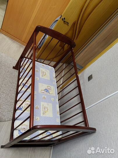 Детская кроватка с маятником и матрасом
