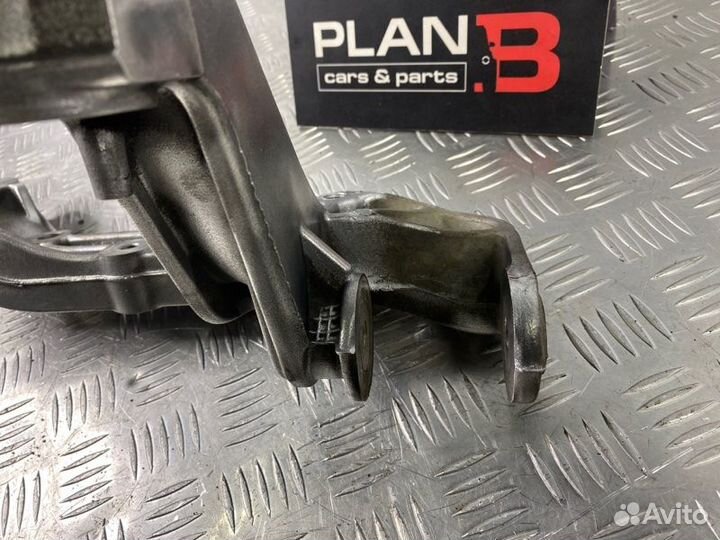 Кронштейн рычага передний правый Volkswagen Golf