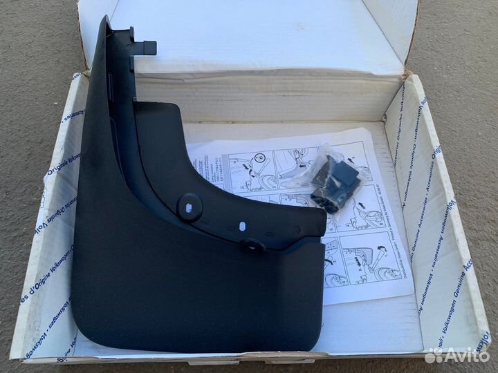 Брызговик задний левый Tiguan 1