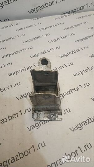 Кронштейн переднего бампера правый Audi A8 (D3) II