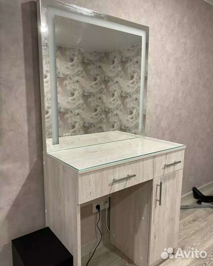 Гримерный столик для макияжа