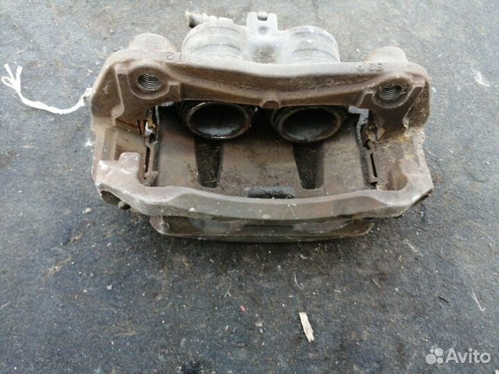 Суппорт передний левый Nissan Serena C25 MR20