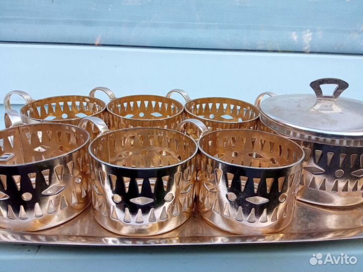 Подстаканники, сахарница на подносе. Чашки