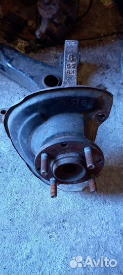 Поворотный кулак Mitsubishi Carisma