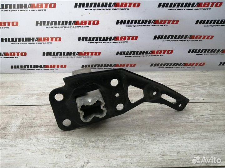 Кронштейн переднего усилителя Audi A6 C6 2.0 2006