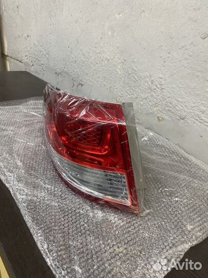 Kia Rio 3 задний левый фонарь