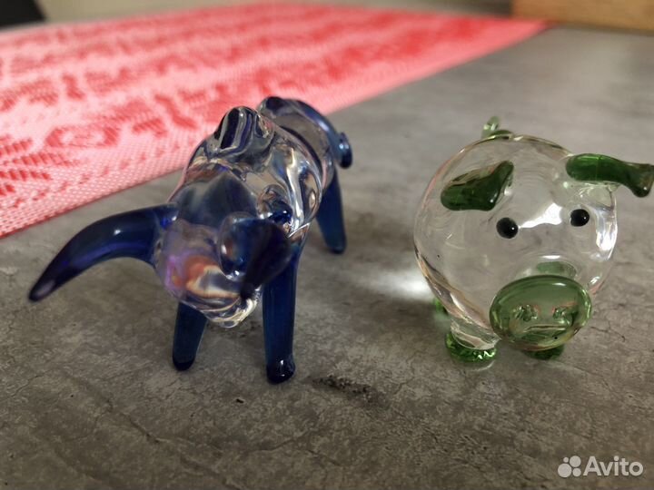 Фигурки из цветного стекла