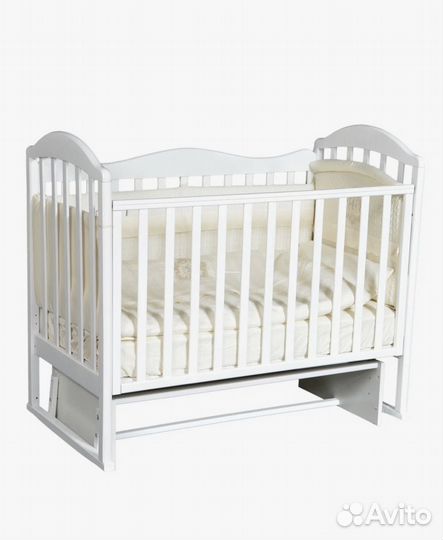 Детская кроватка с маятником