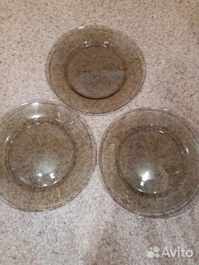 Тарелки из тёмного стекла