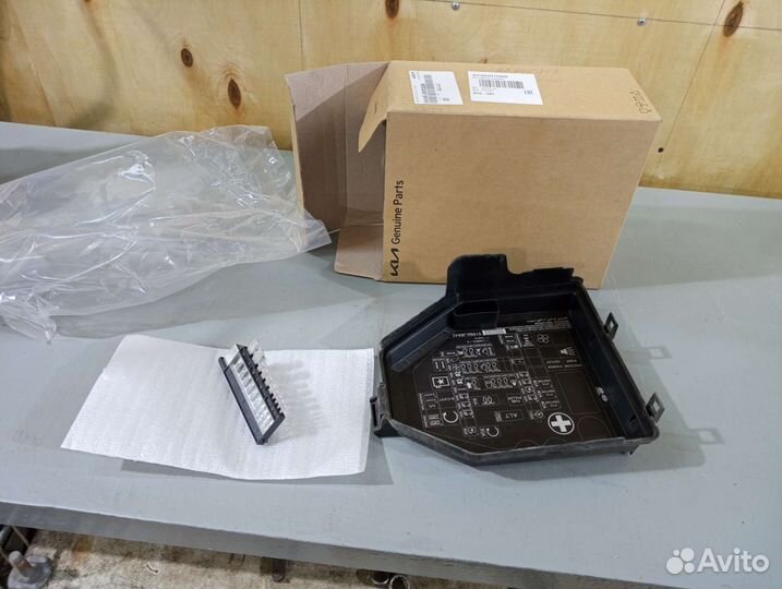 Крышка блока предохранителей Kia Stinger