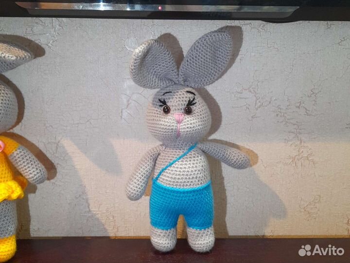 Вязанные игрушки. Зайки и собака