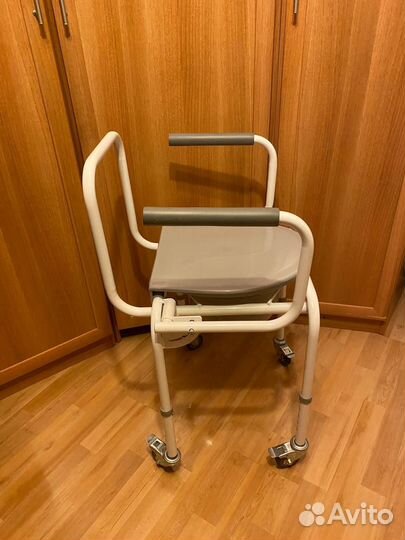 Стул-кресло с санитарным оснащением