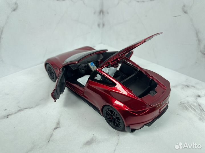 Модель машины Tesla Roadster 1:24 Красная