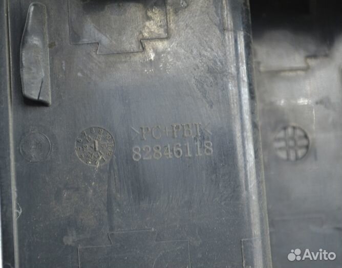 Пластиковая накладка под лобовым стеклом левая час