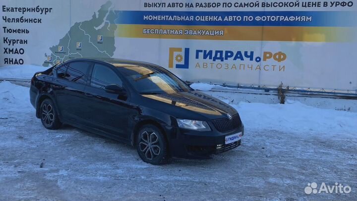 Крючок капота Skoda Octavia (A7) 5E0823186B