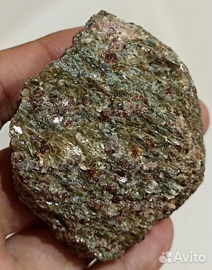 Гранат-альмандин в амфиболите для коллекции