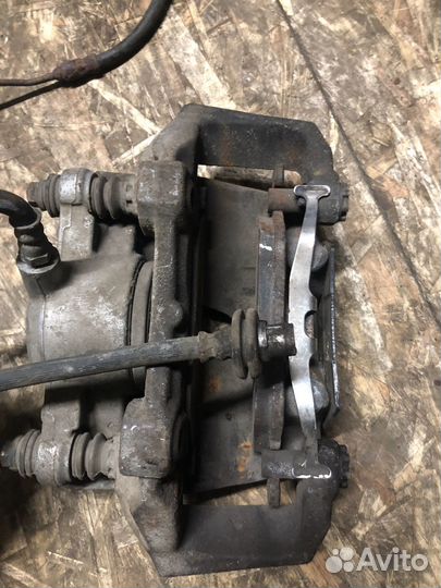 Суппорт передний Mercedes-Benz W212 E200