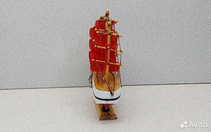 Парусник с красными парусами 12,3*13,3 сувенир