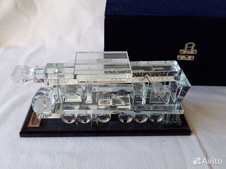 Сувенирная 3d модель автокрана стекло