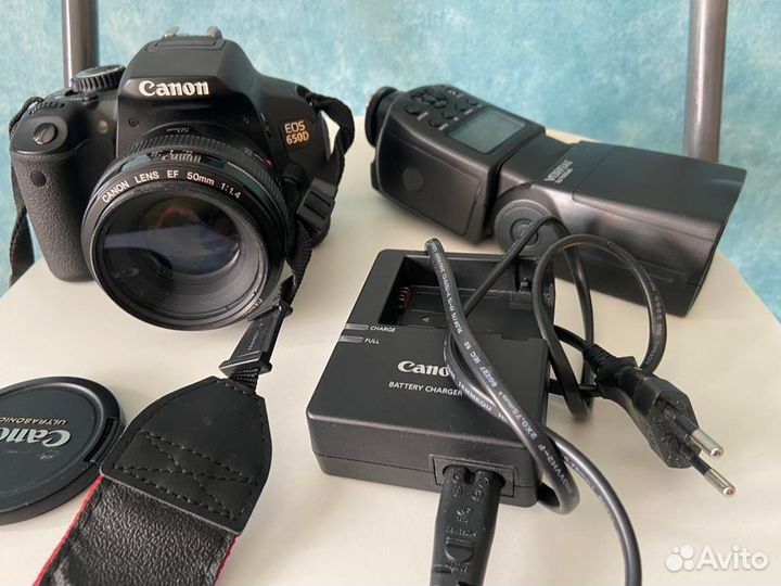 Фотоаппарат Canon EOS 650D с объективом и вспышкой