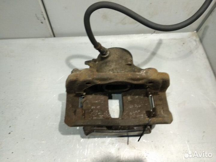 Суппорт передний левый Mercedes-Benz C-Class W204