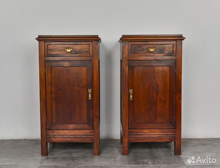 Две антикварные прикроватные тумбы