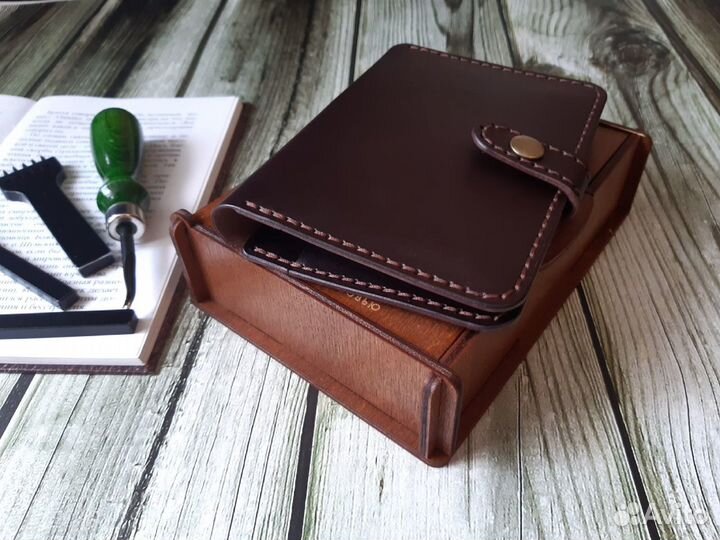 Обложка для паспорта на кнопке из натуральной кожи