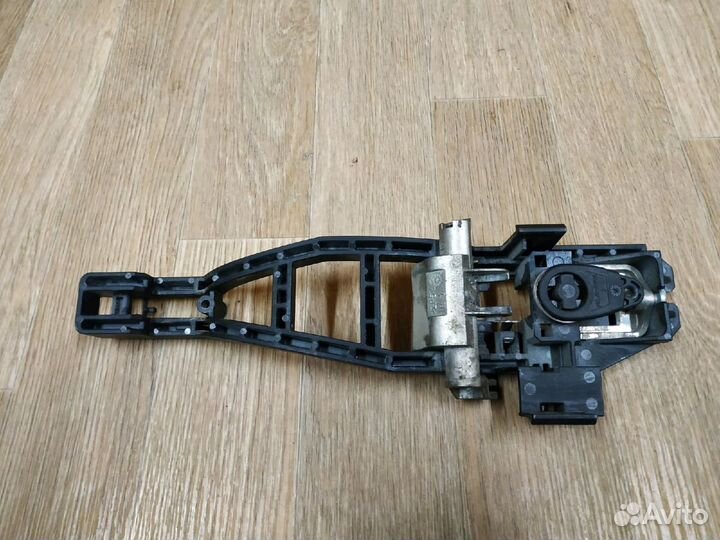 Кронштейн ручки двери перед правой Ford Mondeo 4