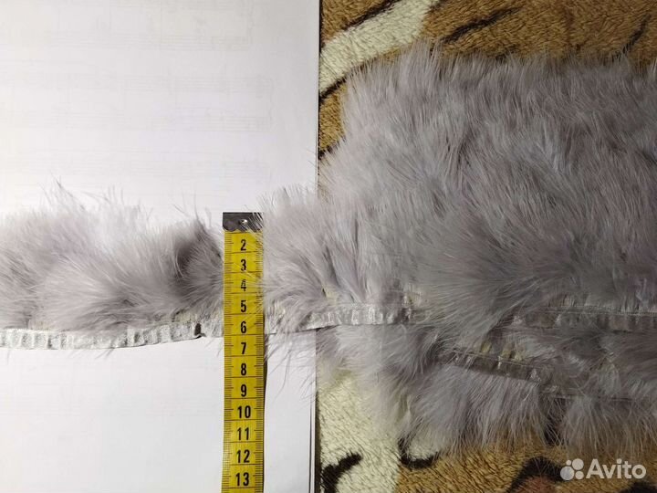 Перья на ленте, Перья страуса на ленте